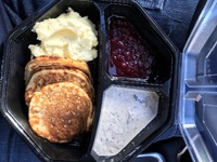 Porkkanalättyjä, sienikastiketta, perunamuusia, puolukkahilloa.